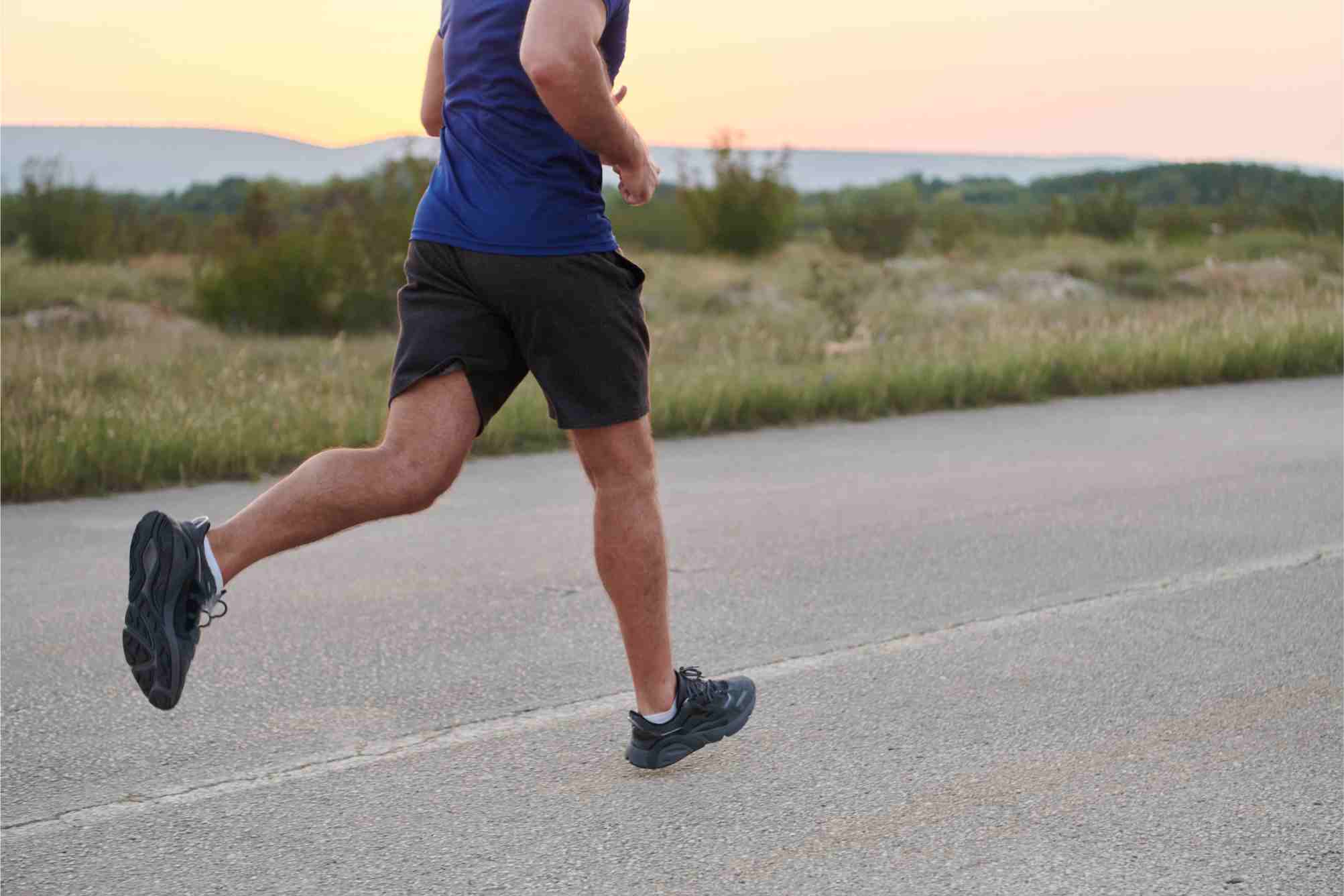 a-dedicated-marathon-runner-pushes-himself