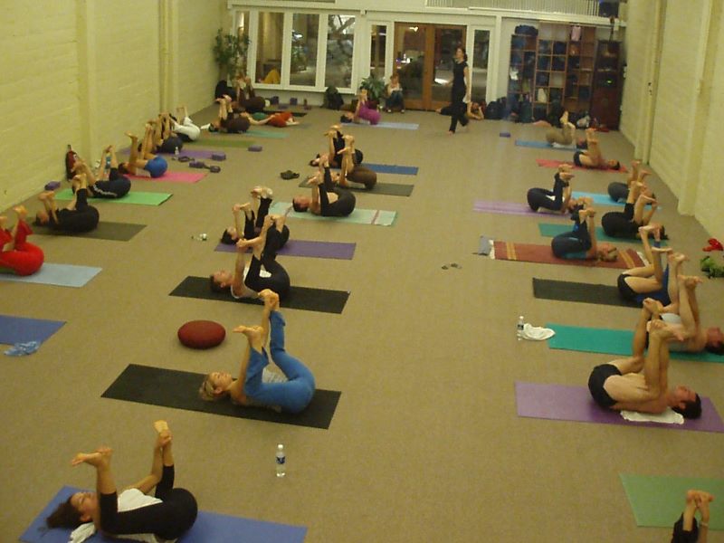  Ananda Balasana