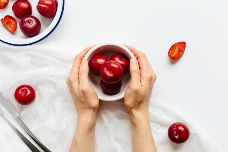 advantages of adding plums in your daily diet plan