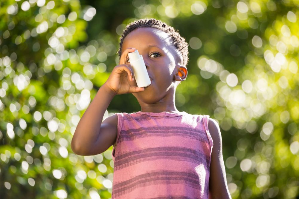 boy-using-a-asthma-inhalator