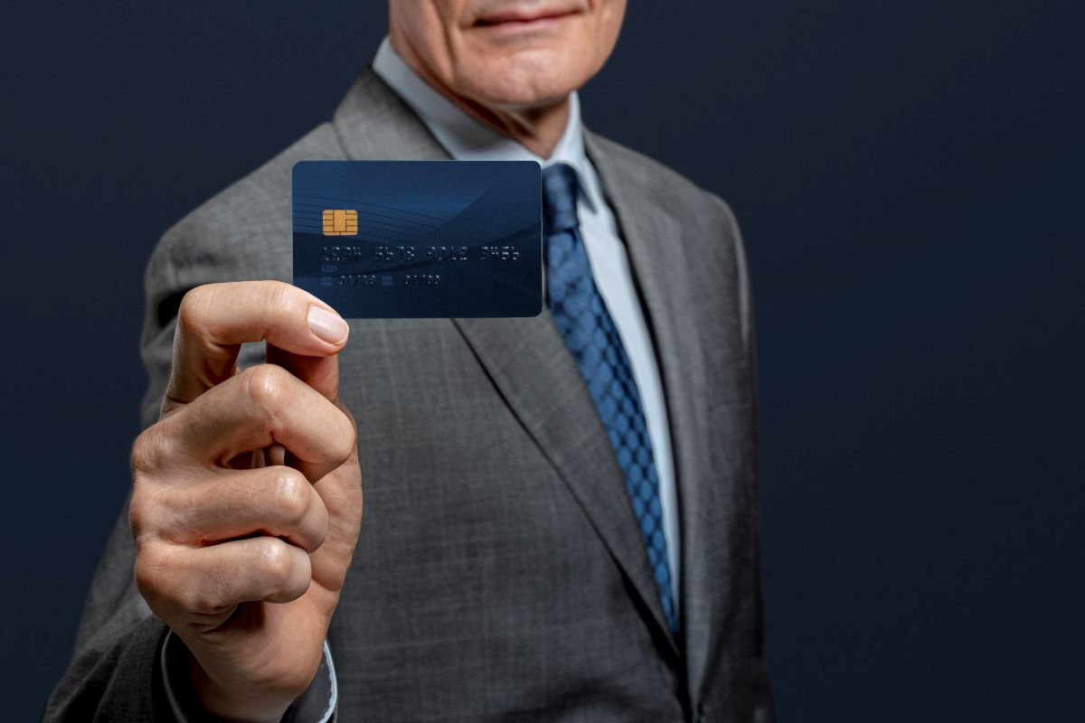 an entrepreneur carrying a best business credit card