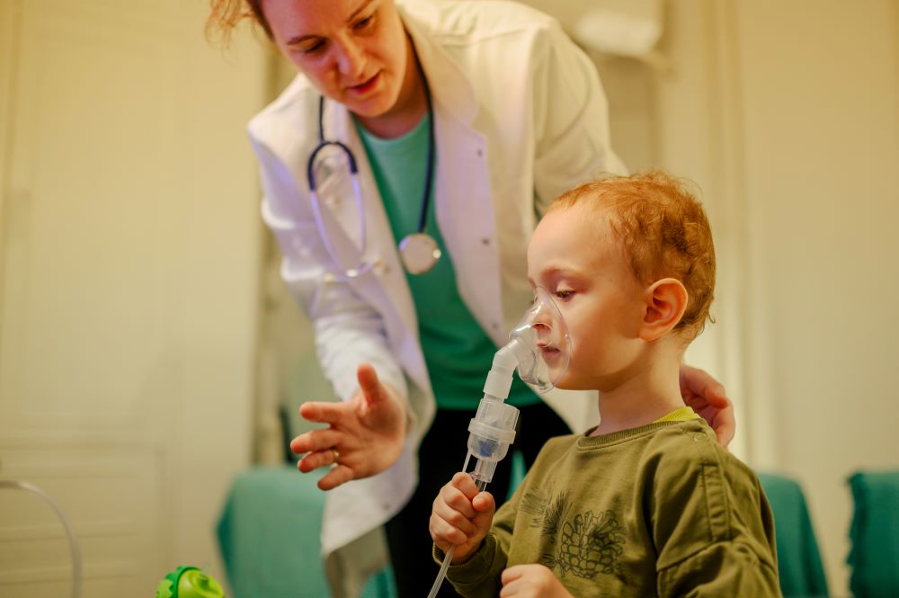 child-is-inhaling-himself-with-nebulizer