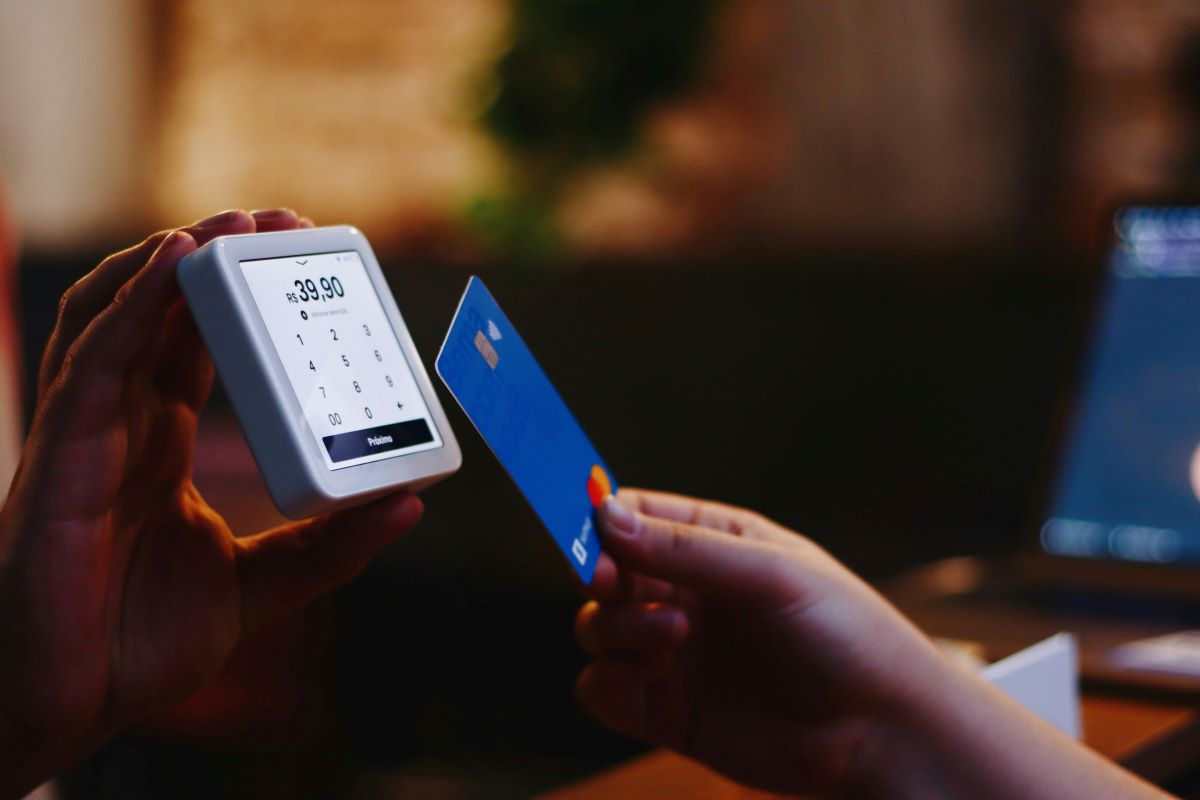 a person doing a payment using contactless credit card