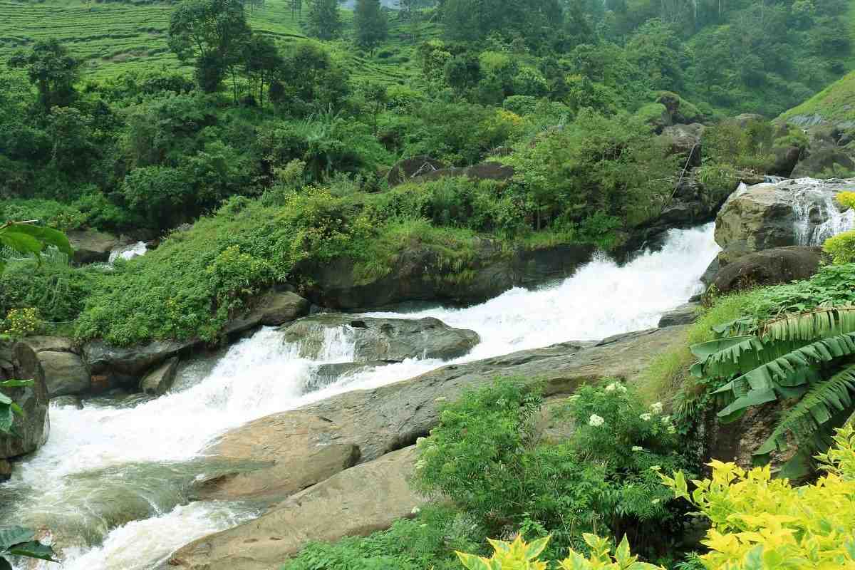 13 waterfalls in munnar