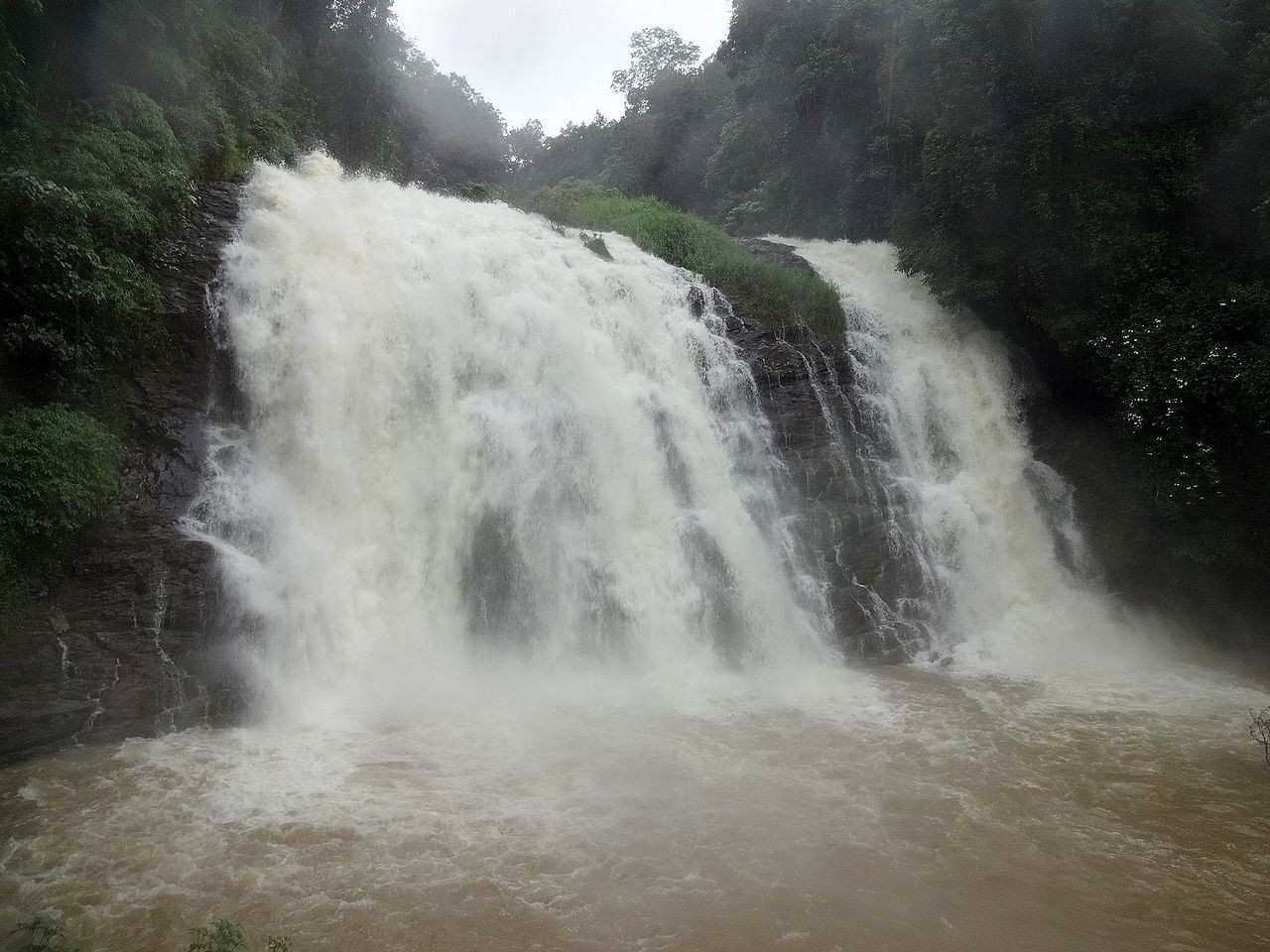 8 best waterfalls near ooty