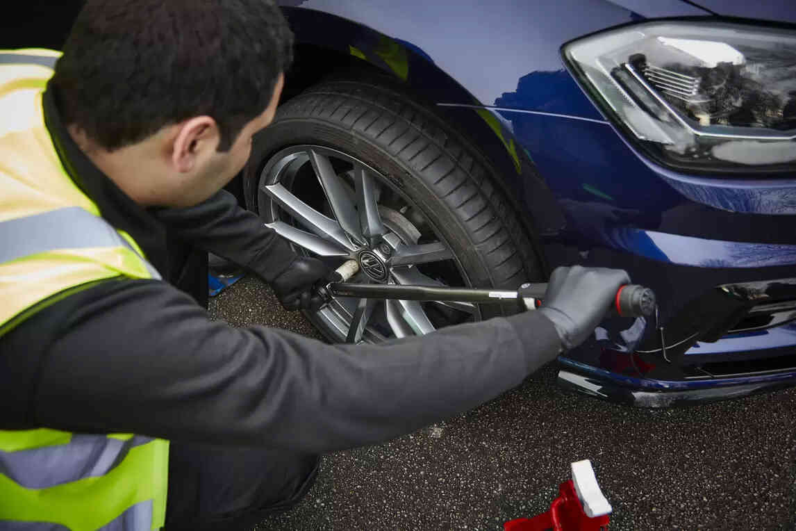 car tyre replacing kit