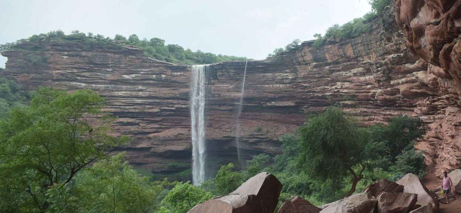 damoh waterfall jakah