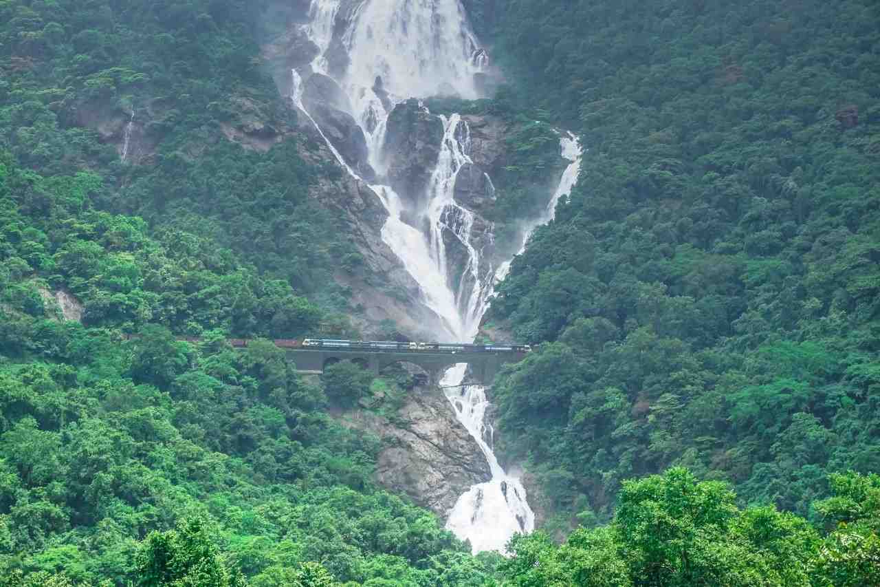 dhudsagar falls goa karnataka border