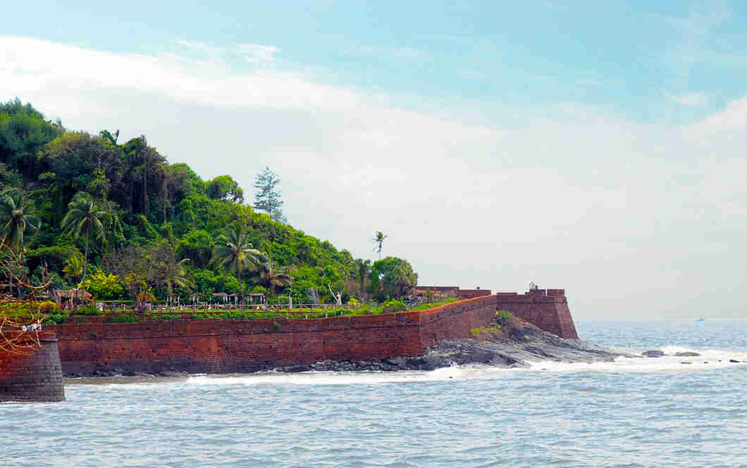 fort aguada beach