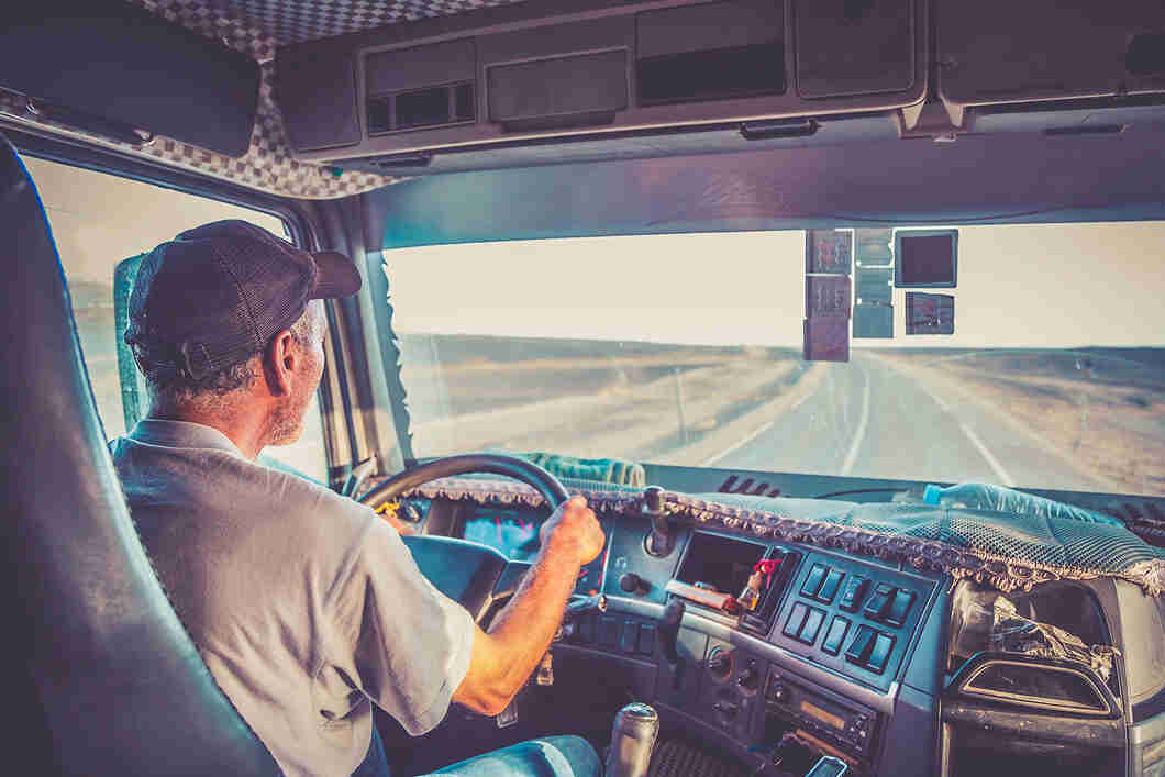 a-guide-to-drive-a-truck-for-beginners-safety-measures-while-driving