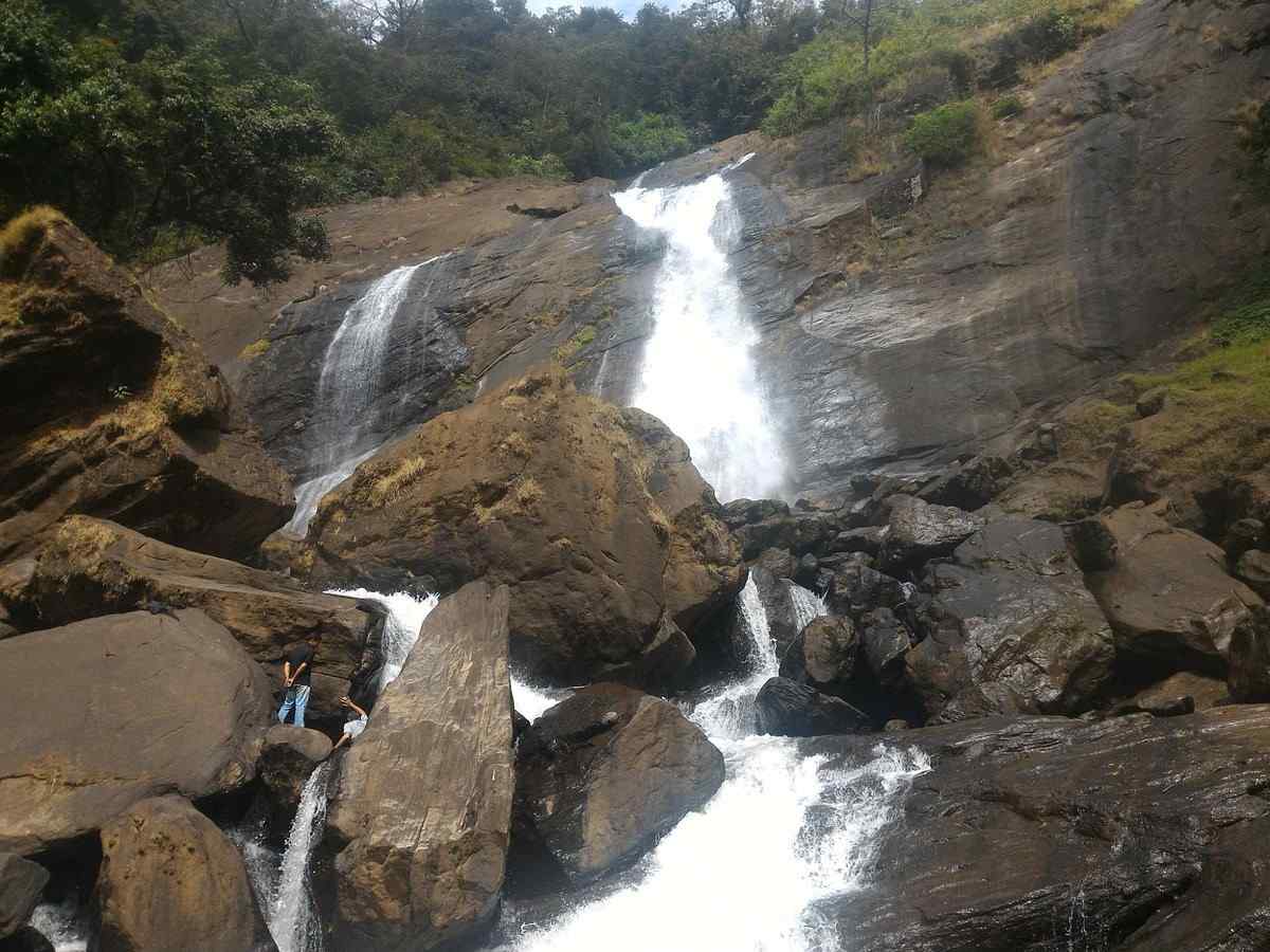 keezharkuthu waterfall pallickathodu