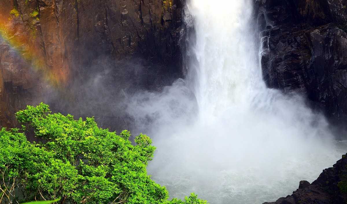 langshiang falls nongstoin