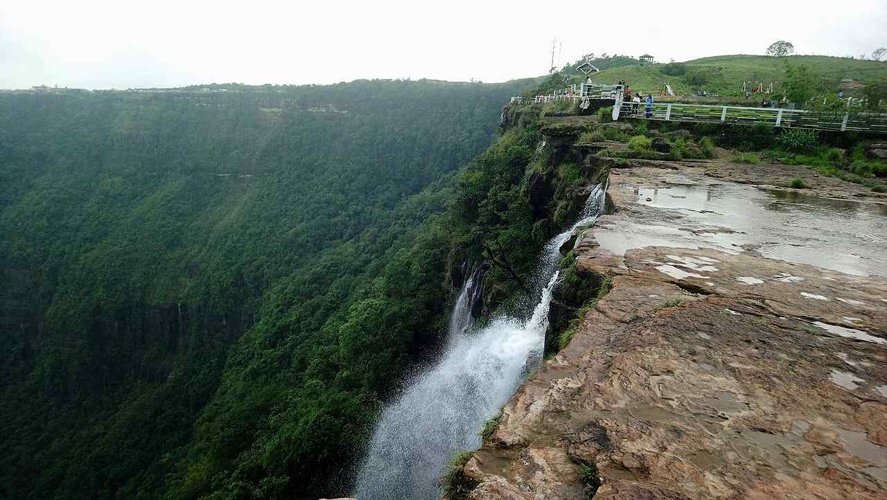 nohsngithiang falls