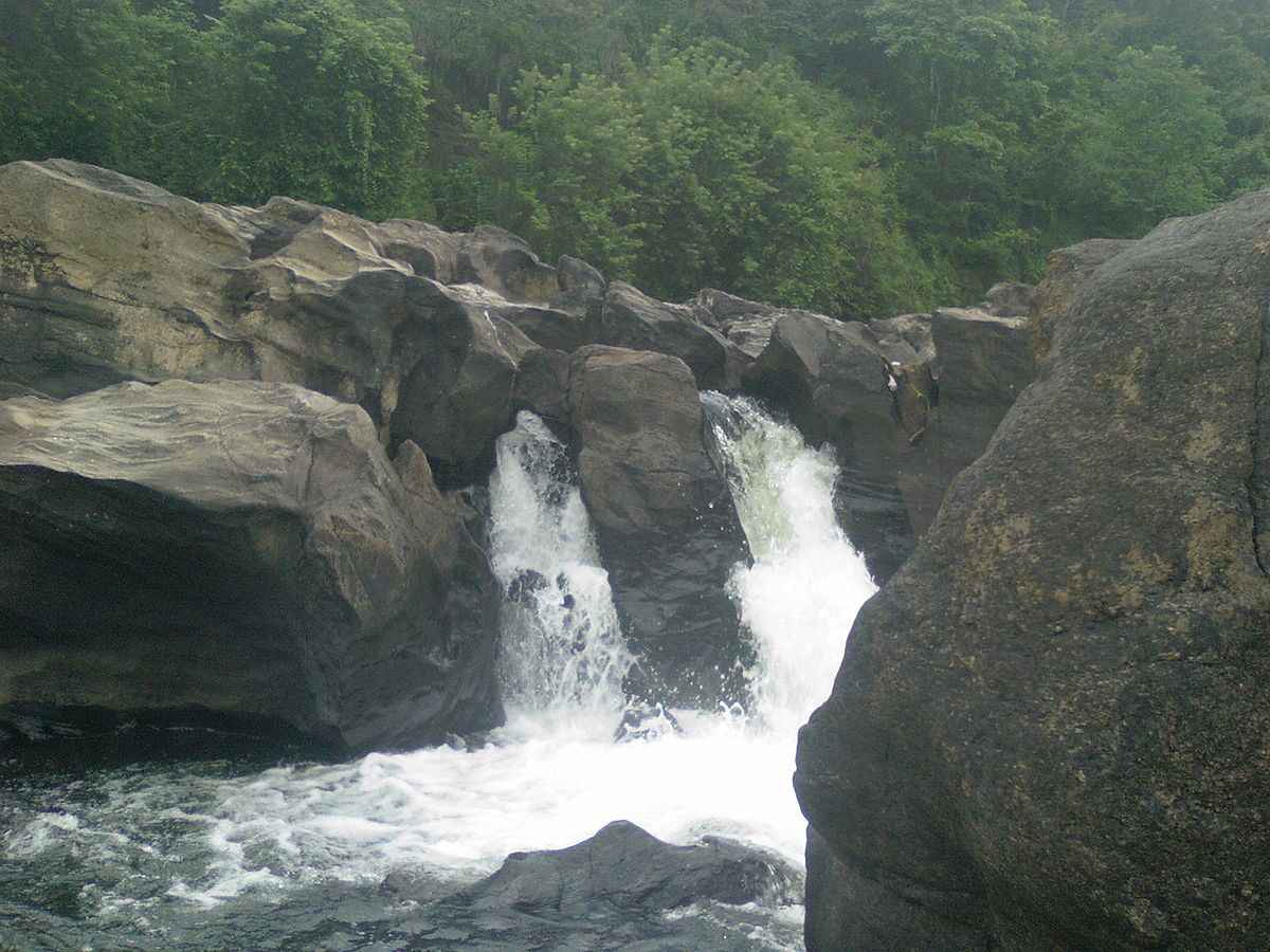 perunthenaruvi waterfall pathanamthitta