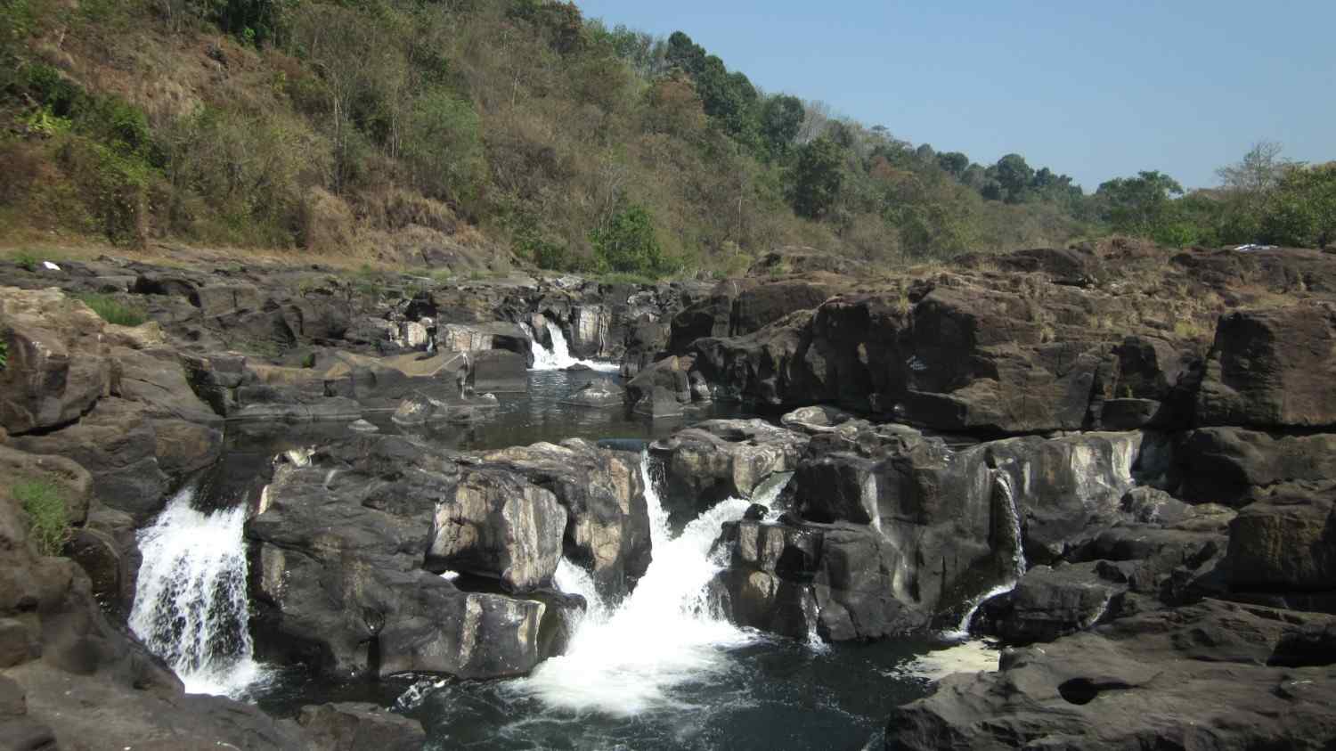 perunthenaruvi waterfalls vechoochira