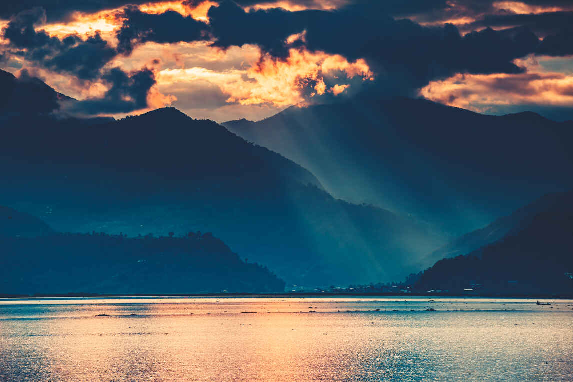 phewa lake pokhara valley