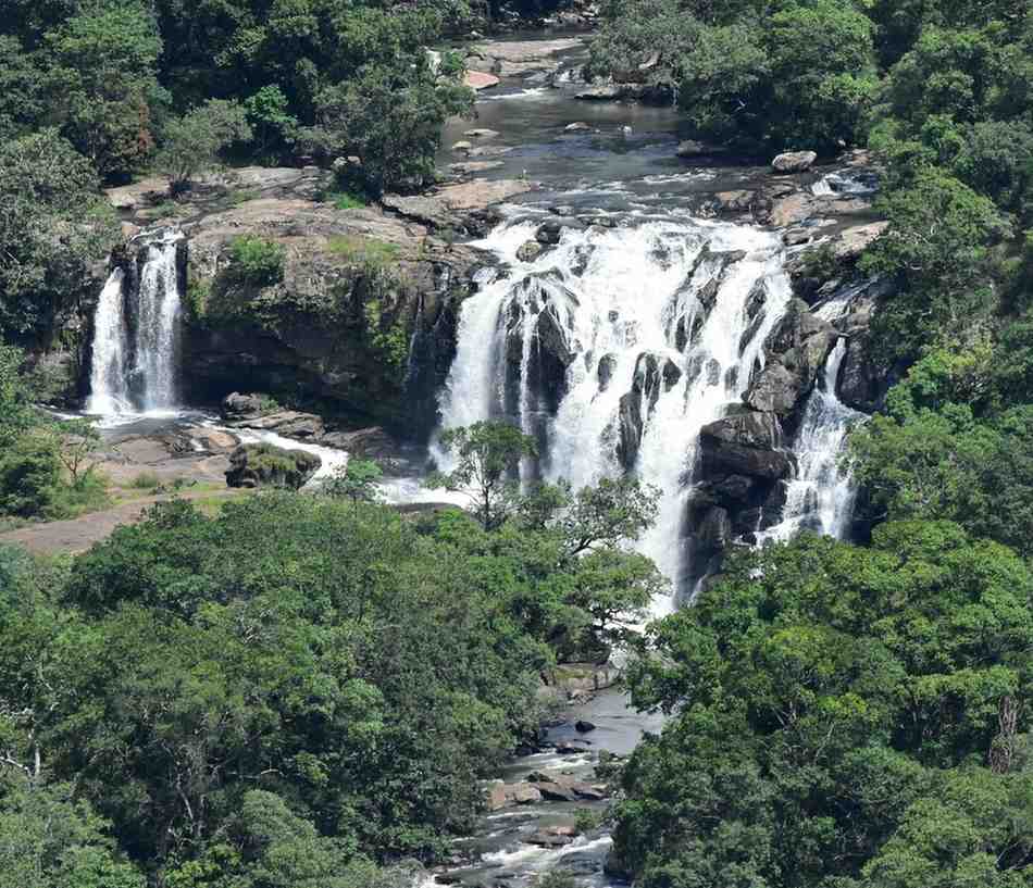 thoovanam falls marayoor