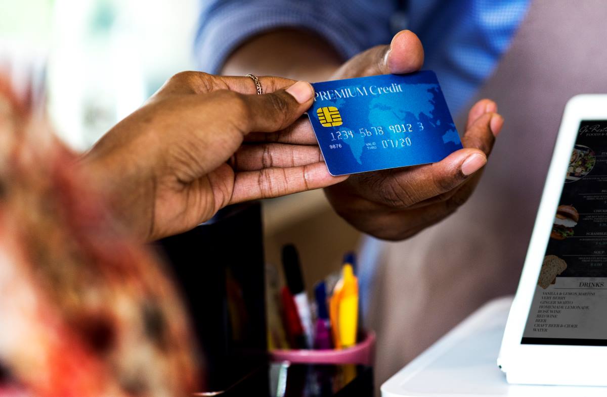 customer paying money for bakery products by using credit card