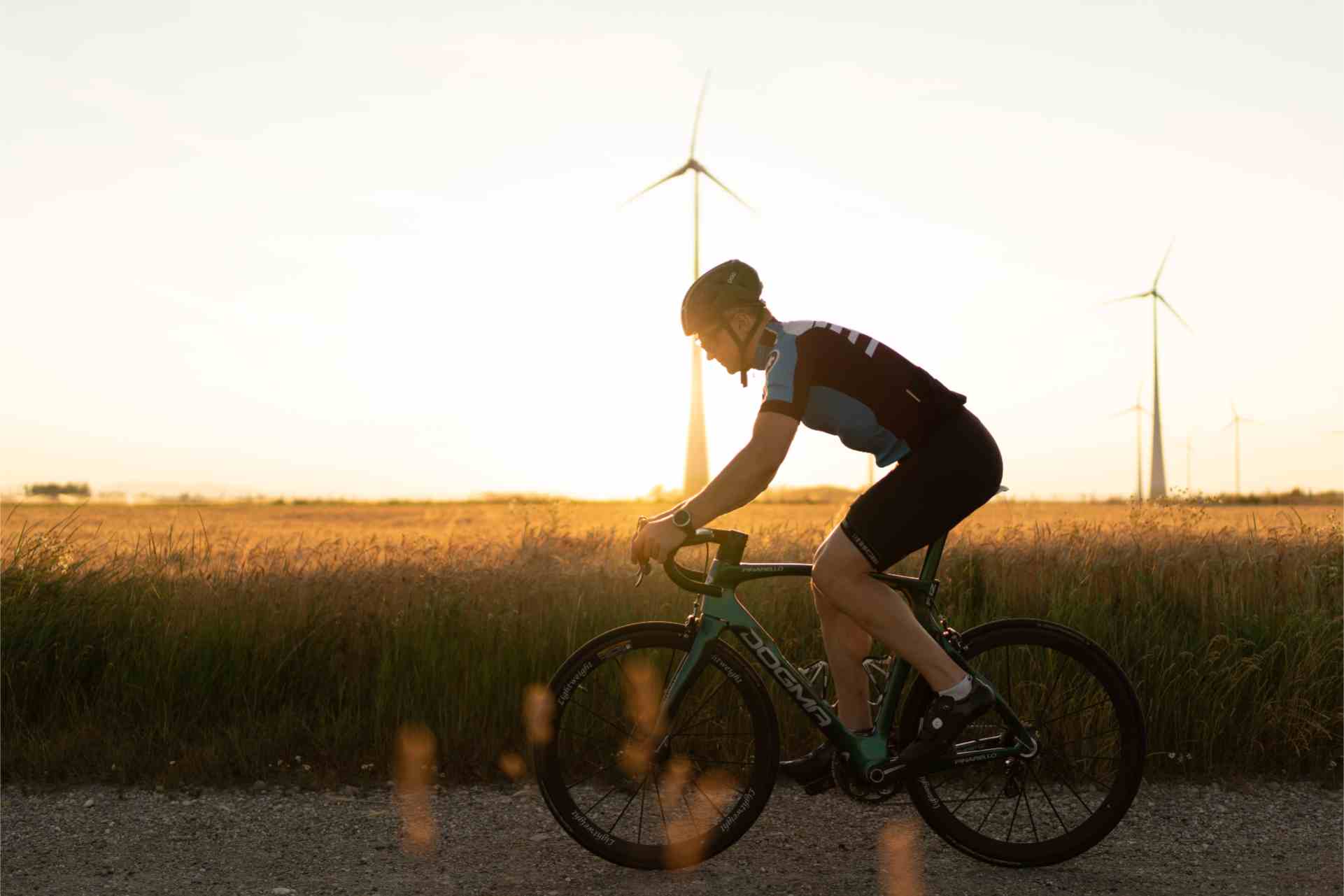 cyclist-on-the-racing-bike-at-sunset-1