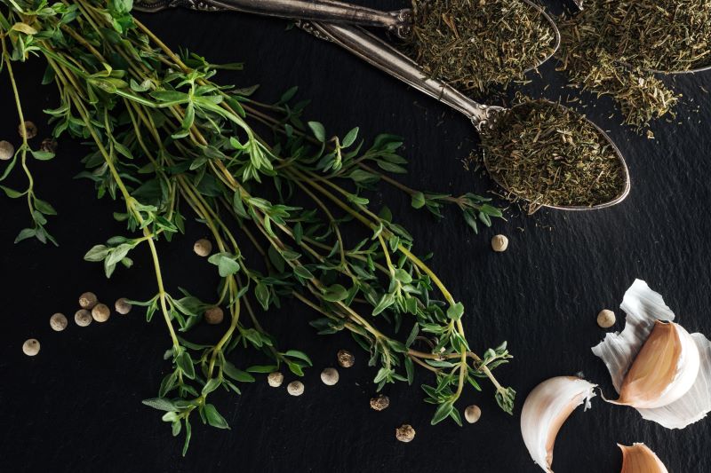 dried-thyme-in-spoons