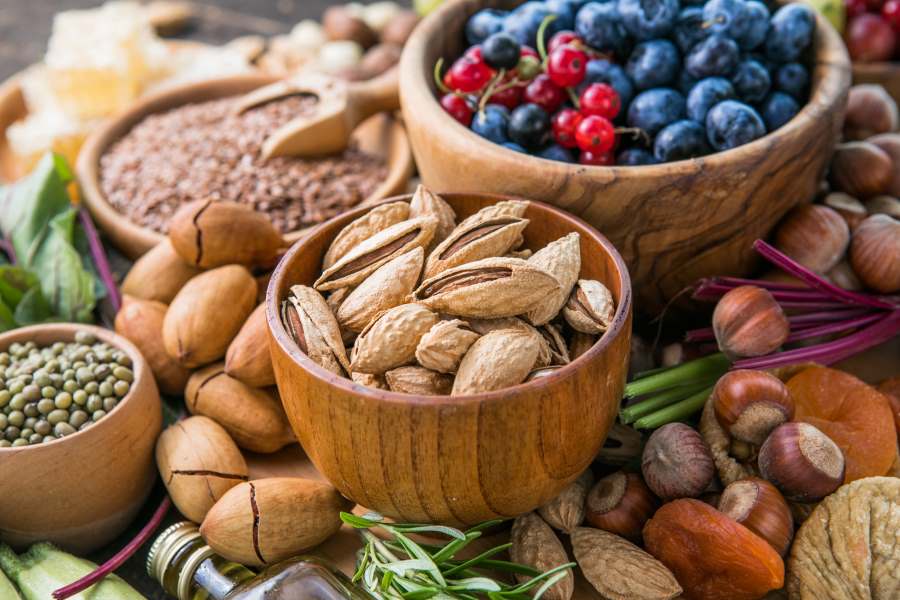 eat nuts and berries during pcos diet