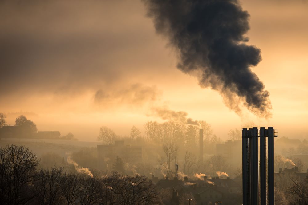 factory-emitting-smoke-and-polluting