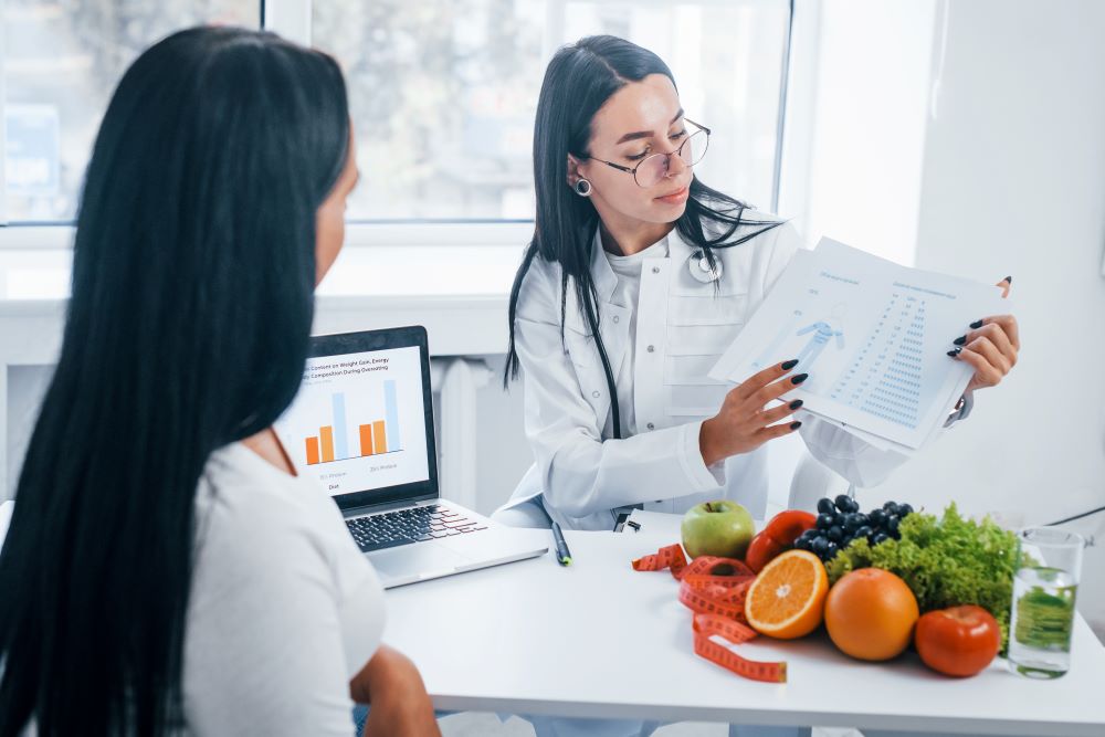 female-nutritionist-with-laptop