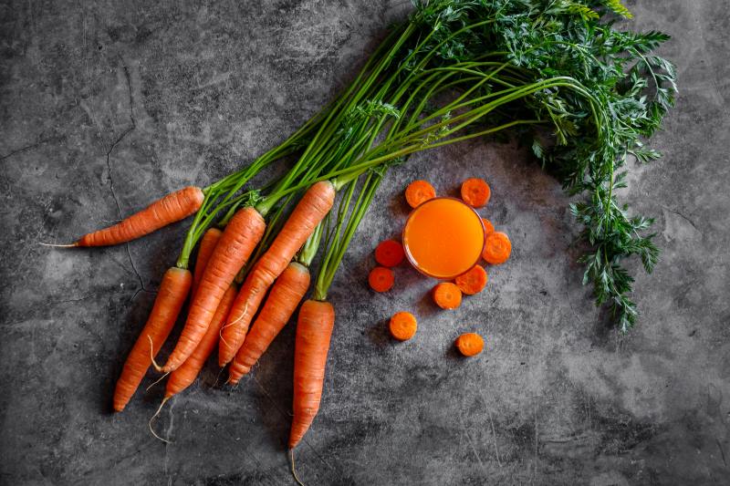 fresh-carrots-and-carrot-juice-for-vitamin-a