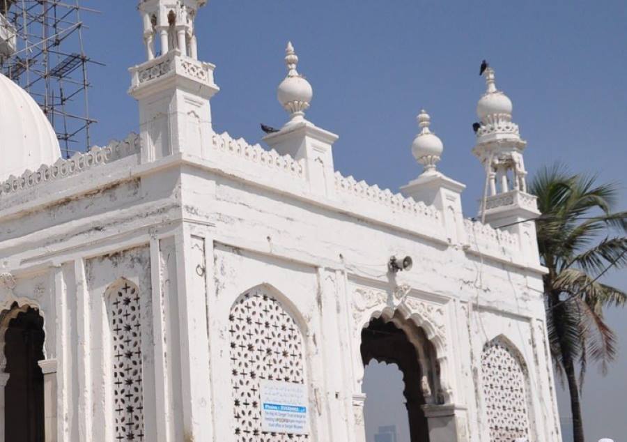 beautiful architecture of hajii ali dargah mumbai