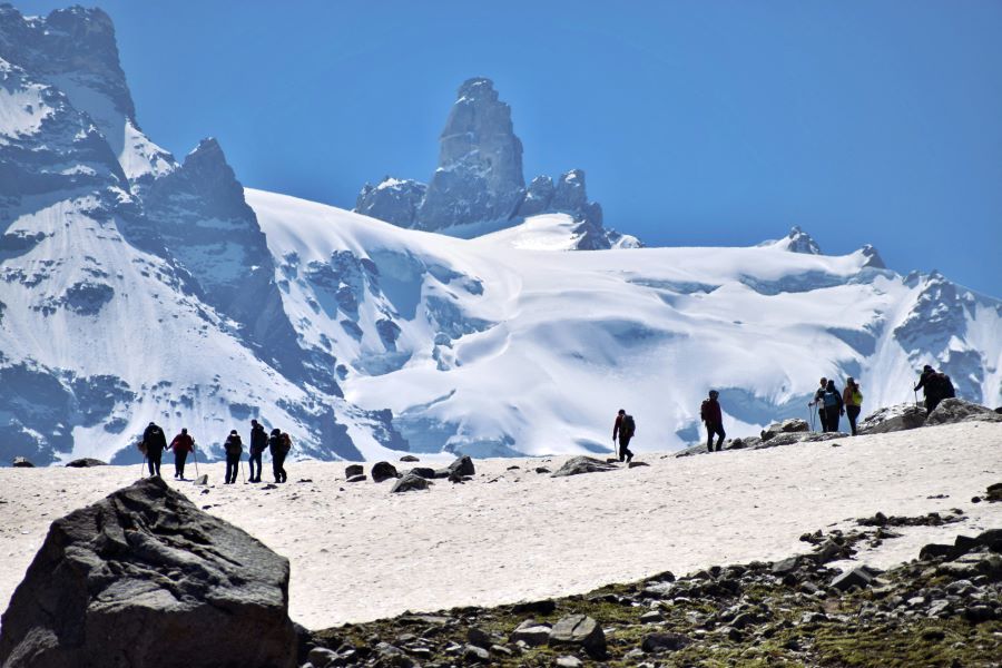 people enjoying the trekking in hampta