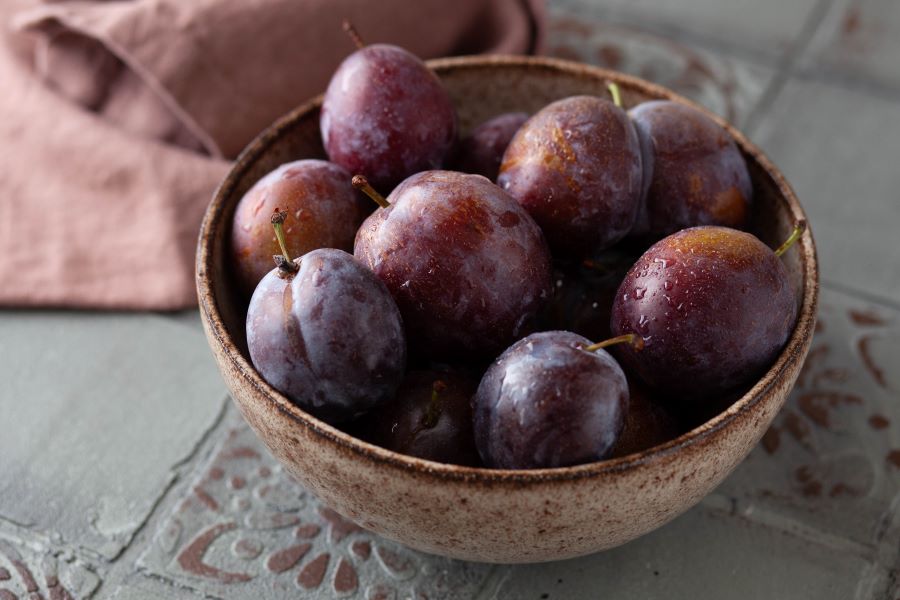 health benefits of taking plums daily