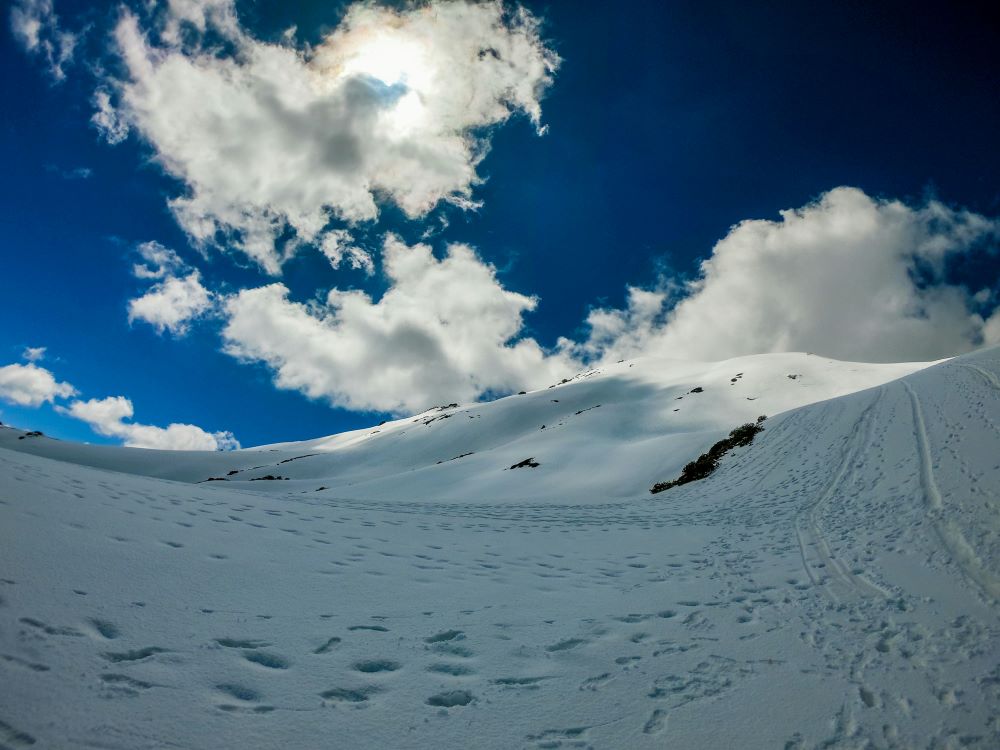 kedar kantha mountains covered with snow