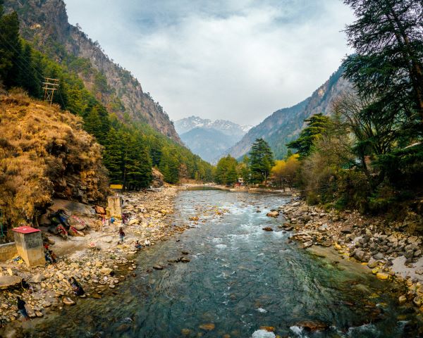 river in kheerganga