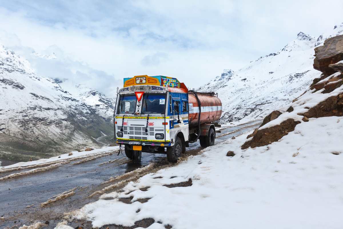 a view of lorry in manali road