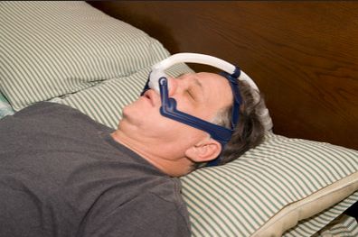 men-using-apnea-monitor