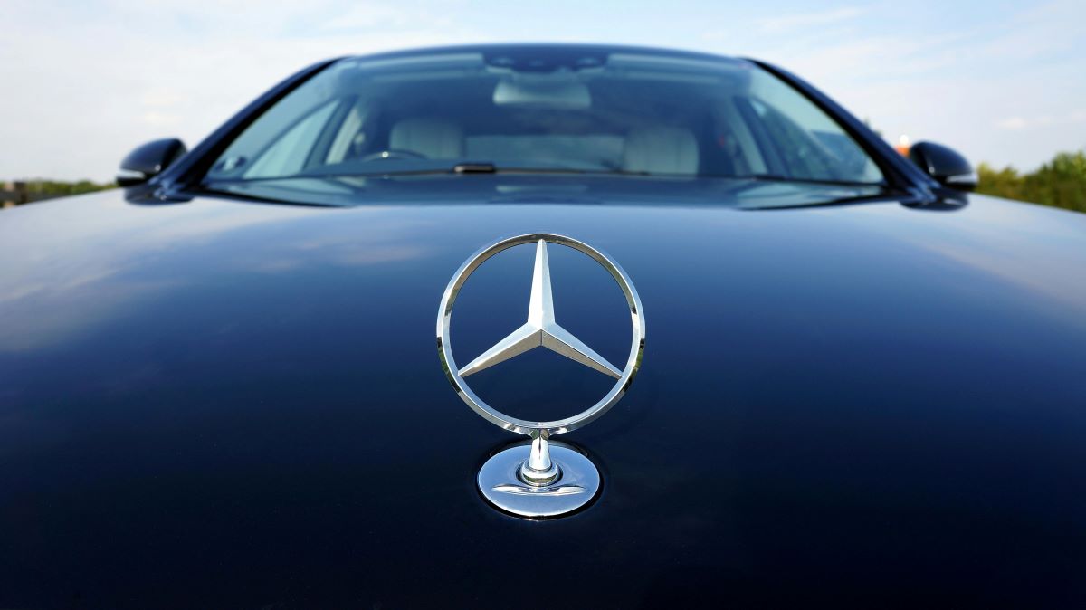 bonnet shape in mercedes benz car