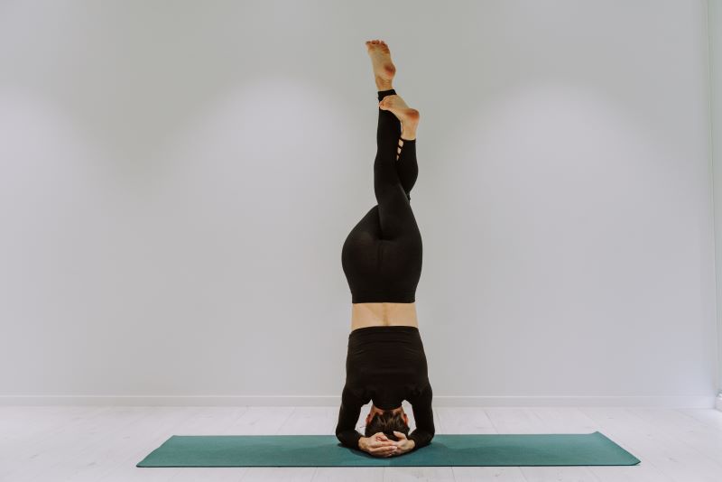 Mukta Hasta Shirshasana 