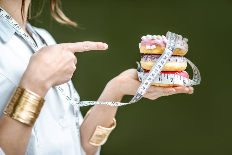 nutritionist with unhealthy donuts