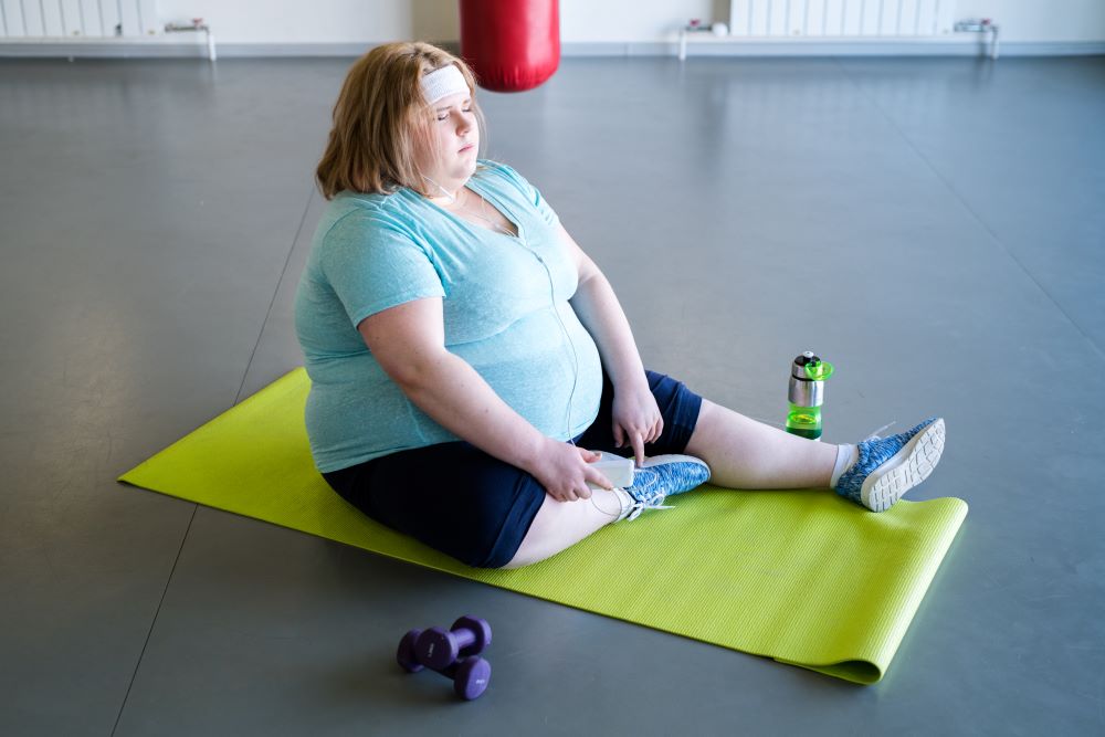 obese-woman-resting-after-workout