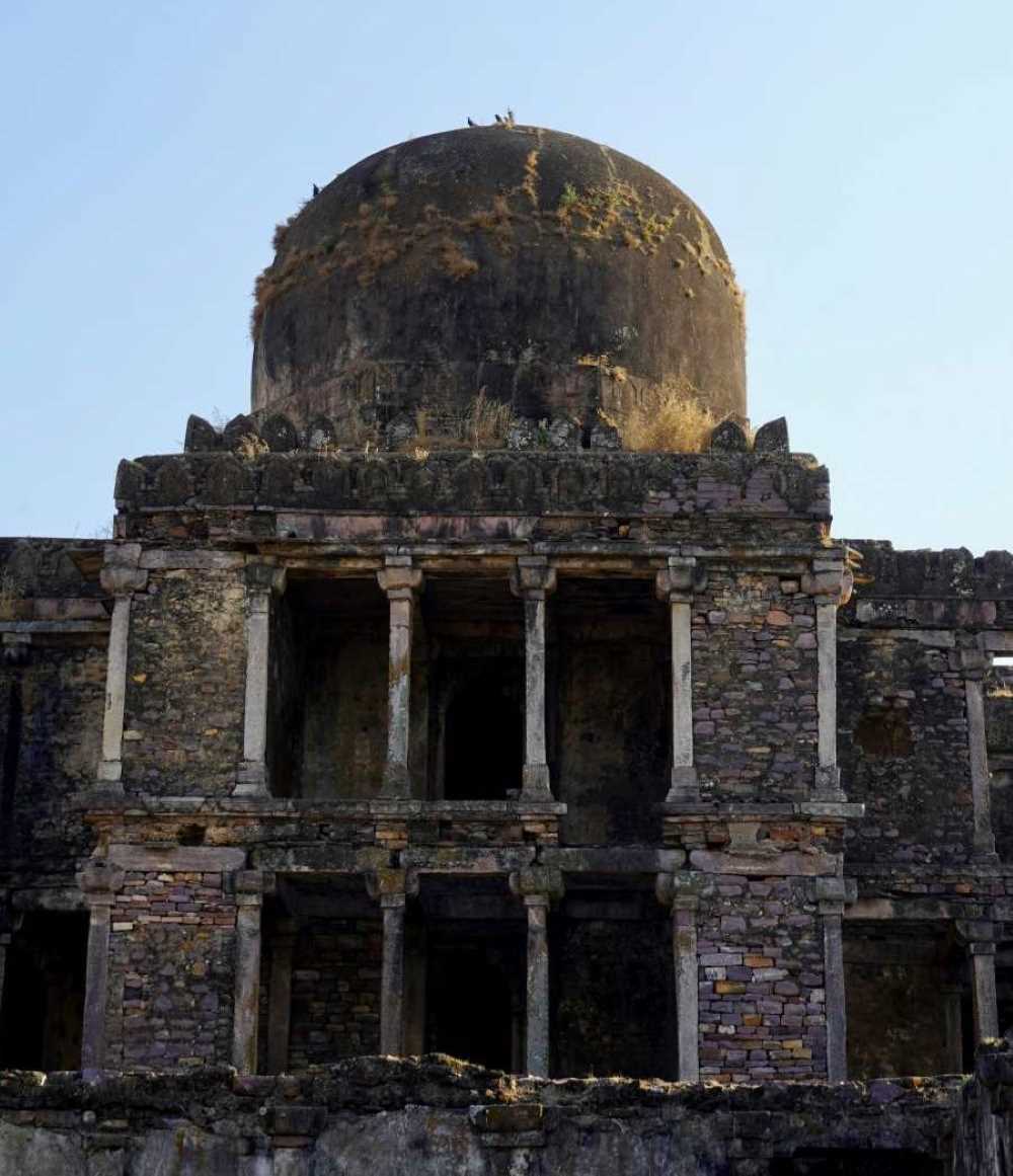 visit the ancient raisen fort in nagpur