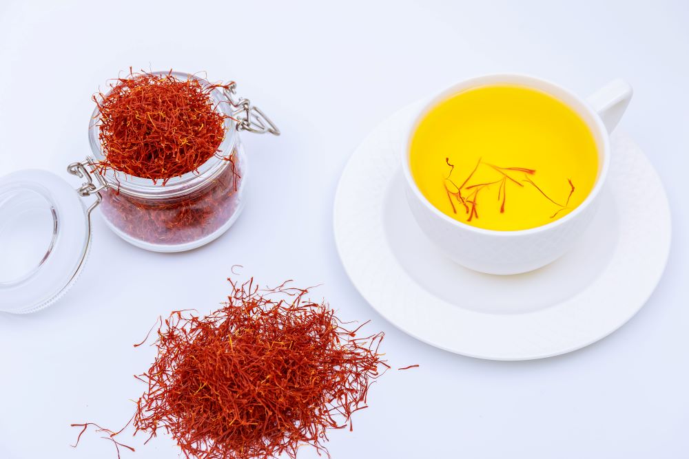 saffron-drink-and-a-pile-of-saffron