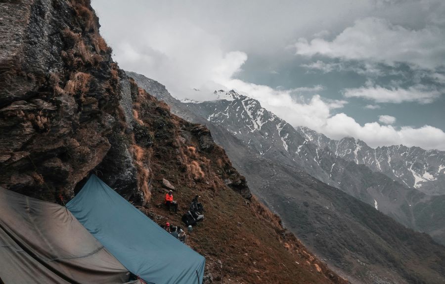 people trekking in sar pass