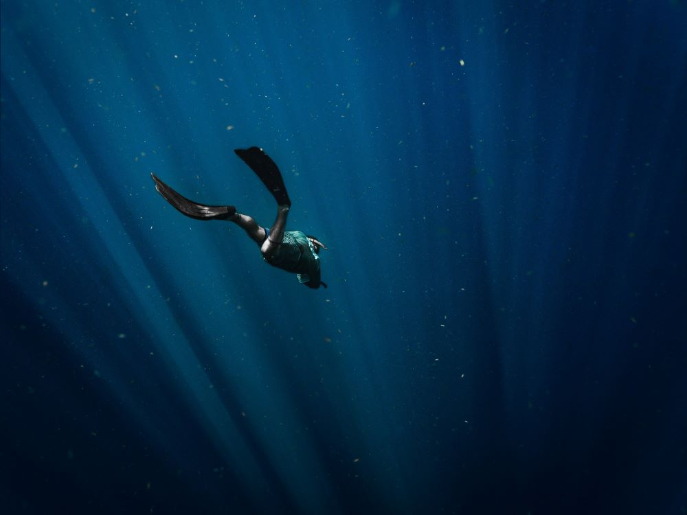 scuba diver dicing deep into sea