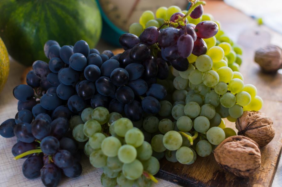 who can avoid eating grapes daily