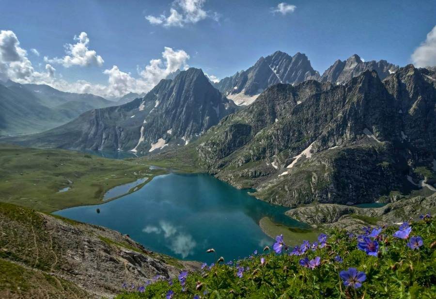 enjoy the stunning meadows and scenic lake view in sonmarg vishansar naranag