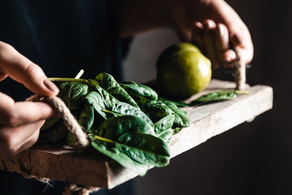 spinach-with-lime-for-vitamin-b7