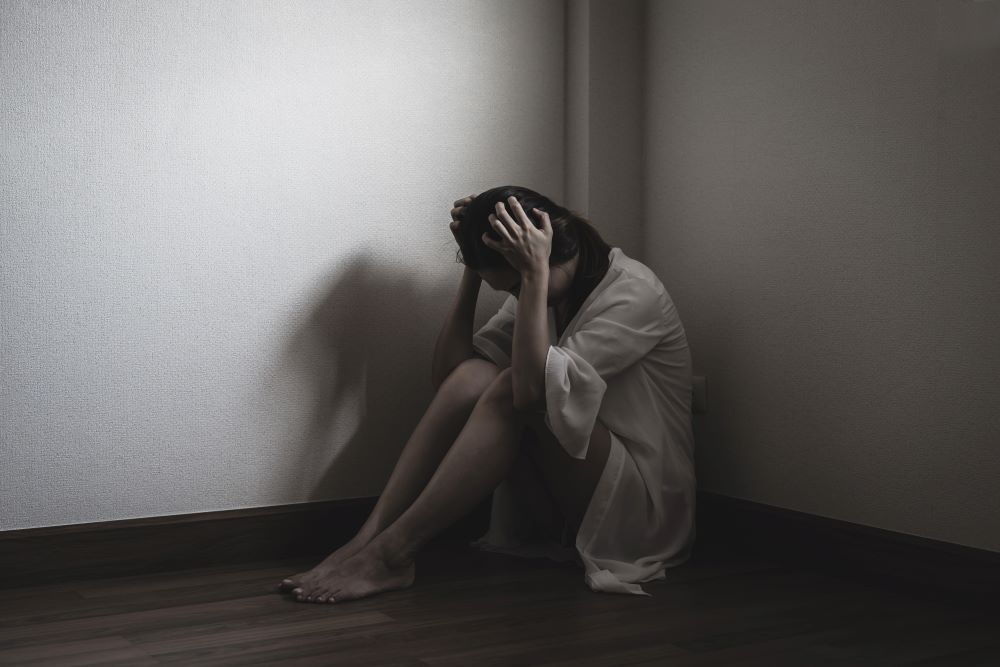 stressed-woman-sitting-on-the-floor