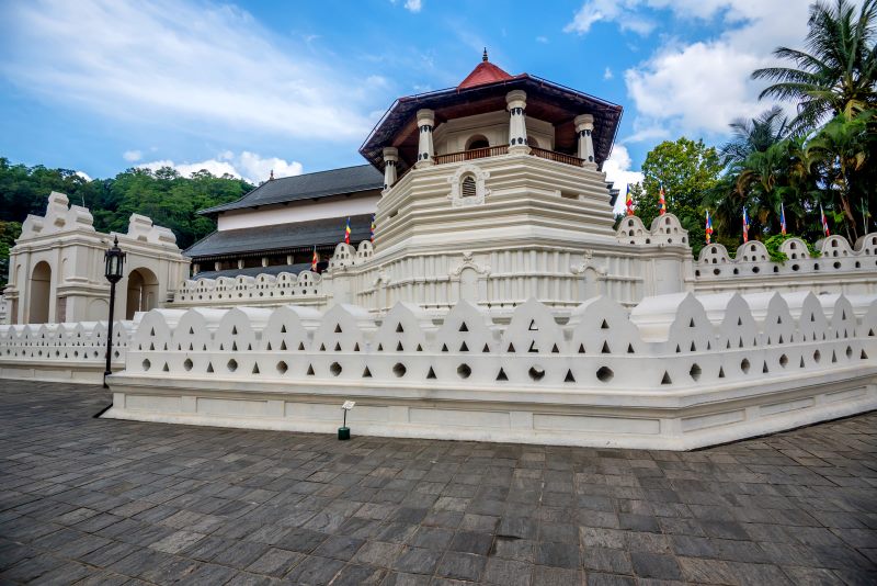 the temple of sacred tooth relic kandy