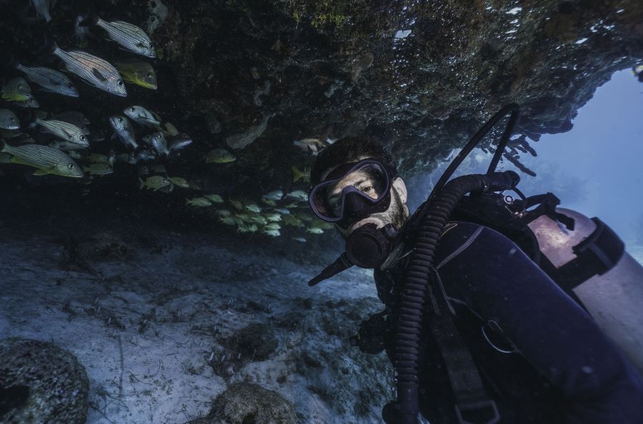 scuba diver taking selfies