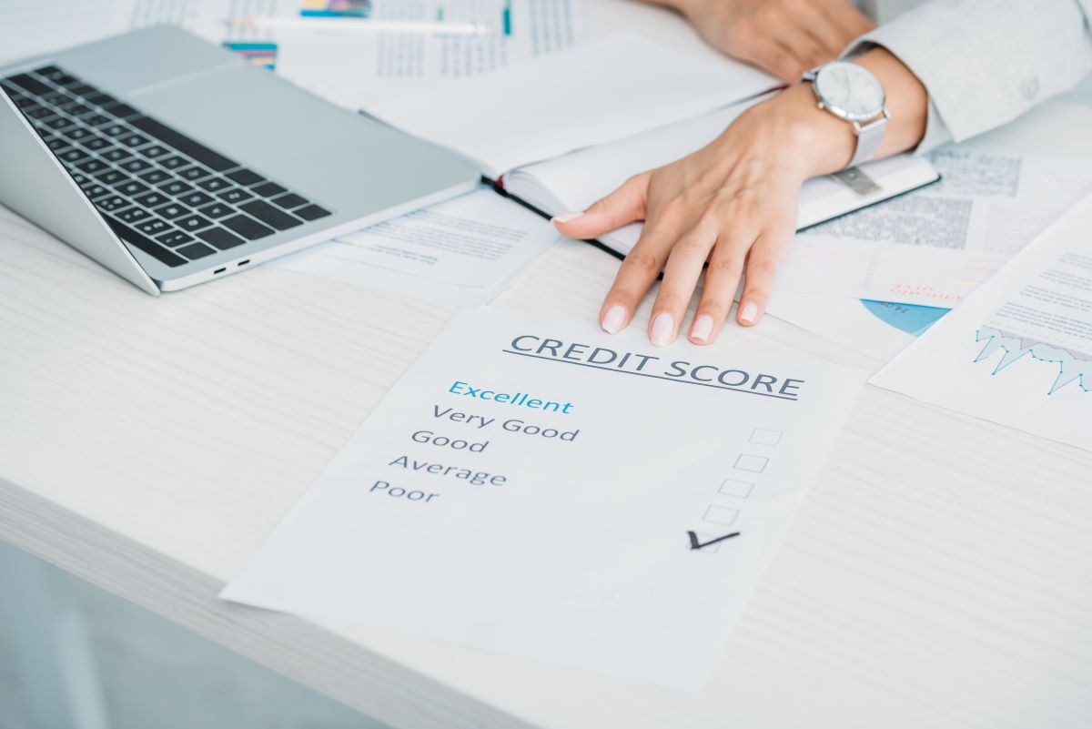 a woman employee showing credit score at the office